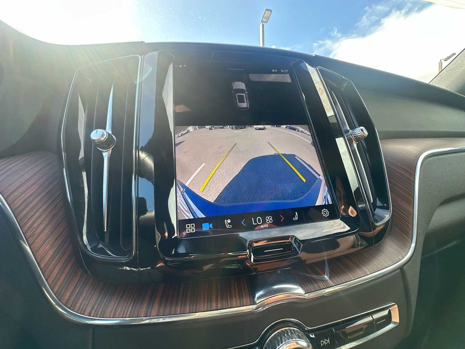 2024 Volvo XC60 Recharge Plug-In Hybrid Plus Dark Theme