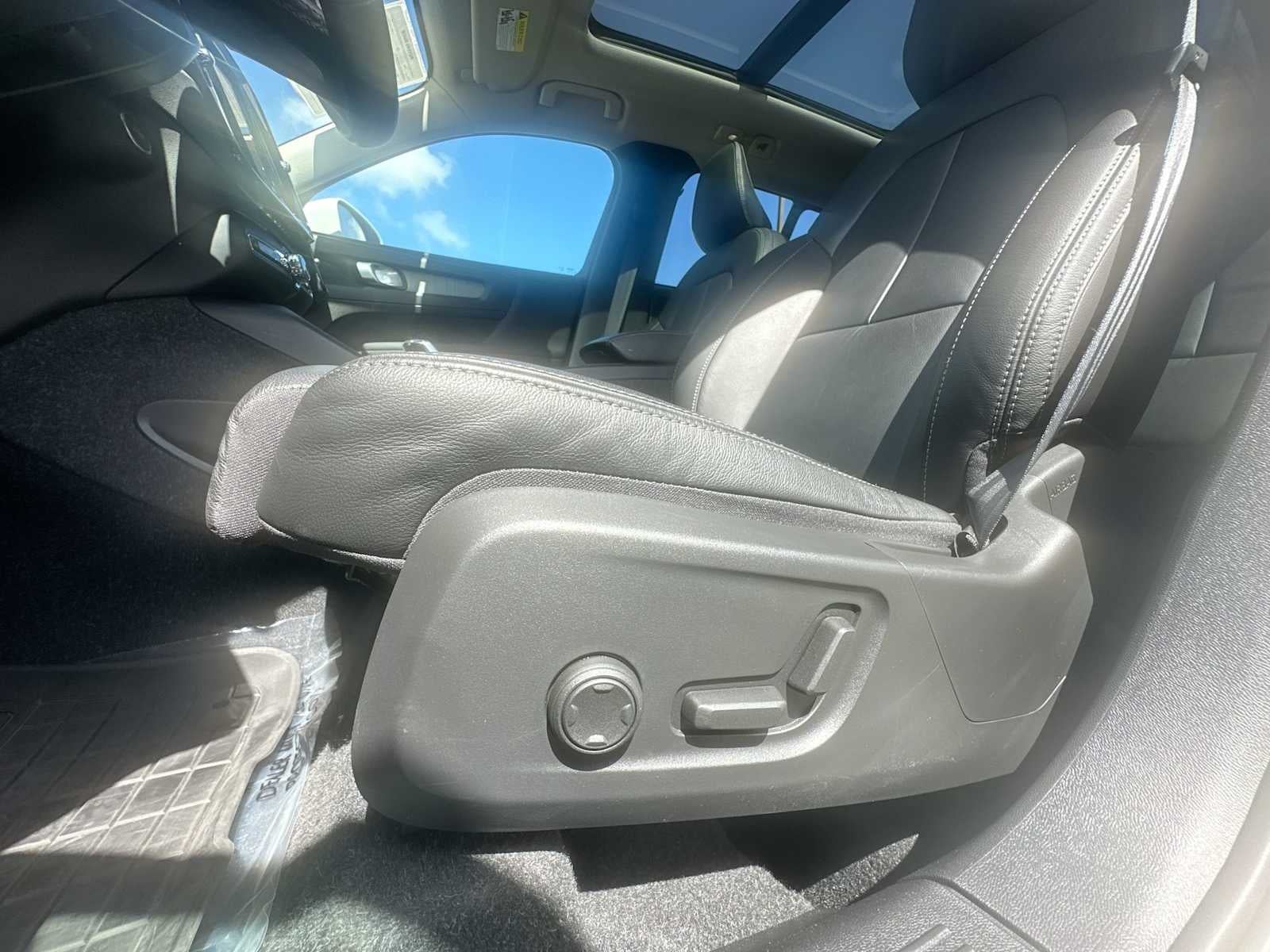 2023 Volvo XC40 Plus Bright Theme