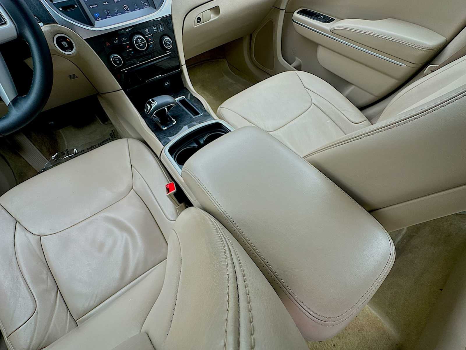 2014 Chrysler 300 4dr Sdn RWD