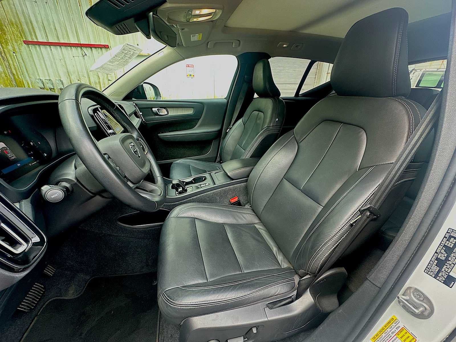 2024 Volvo XC40 B5 Core Dark Theme