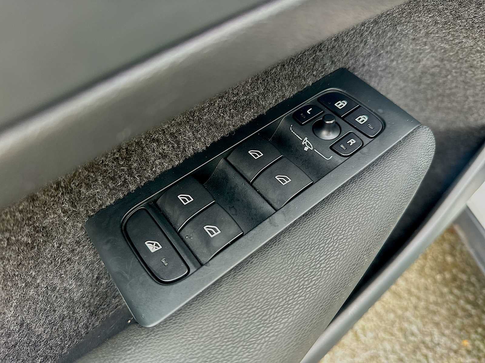 2024 Volvo XC40 B5 Core Dark Theme