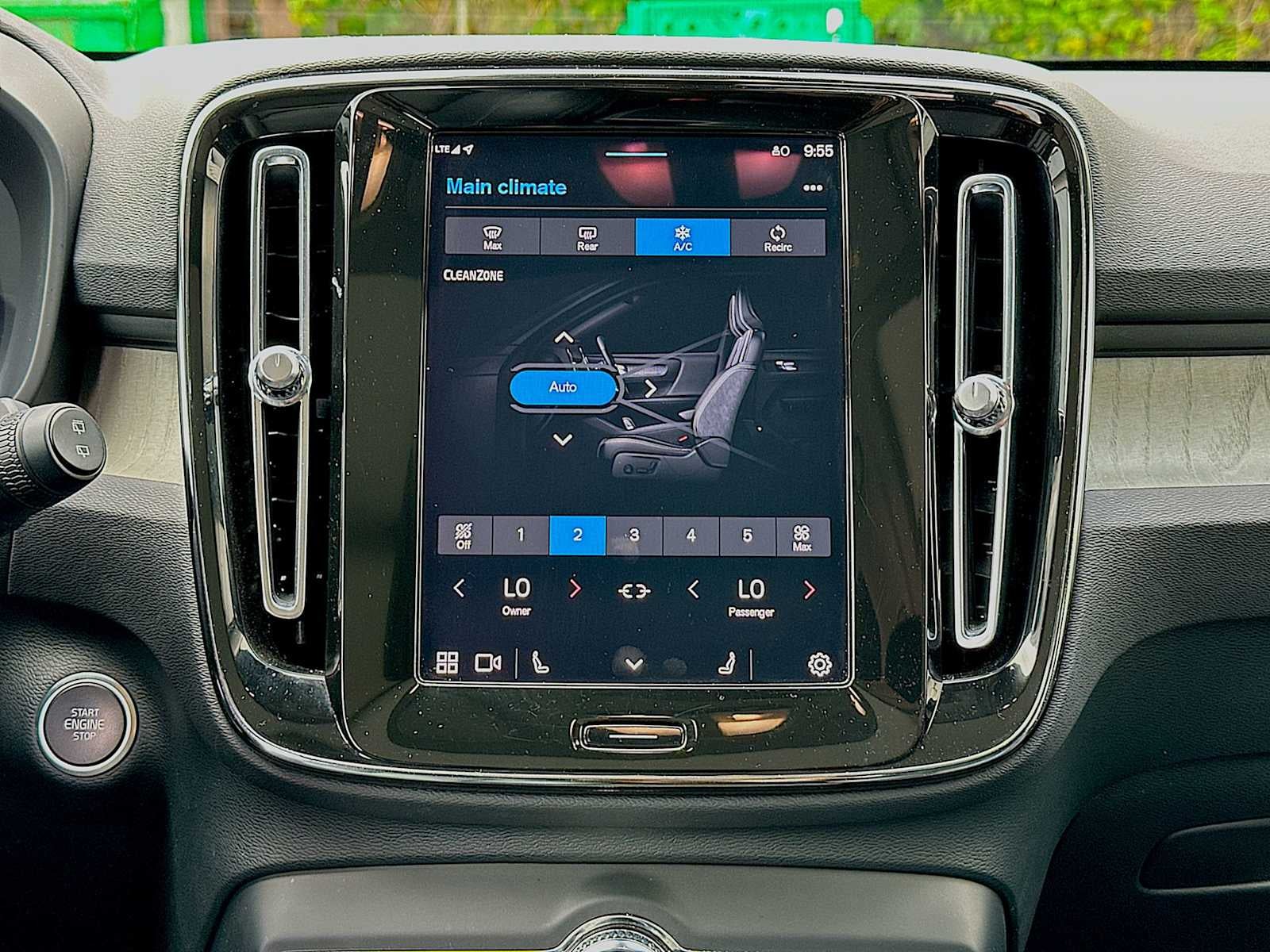 2024 Volvo XC40 B5 Core Dark Theme