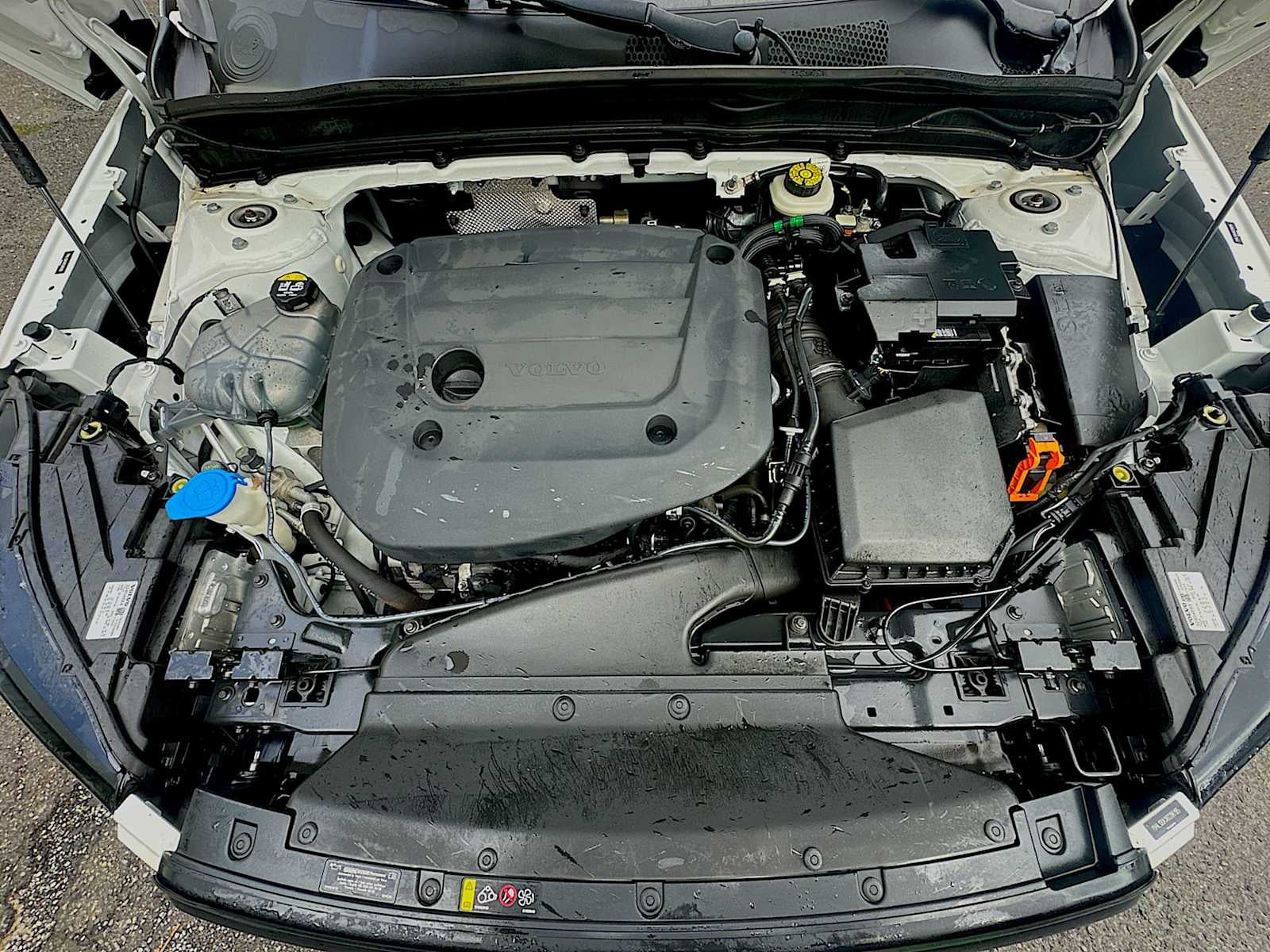 2024 Volvo XC40 B5 Core Dark Theme