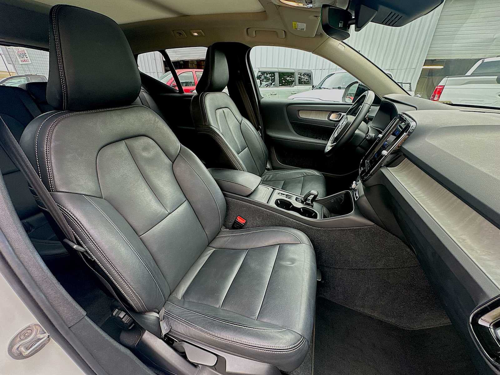 2024 Volvo XC40 B5 Core Dark Theme