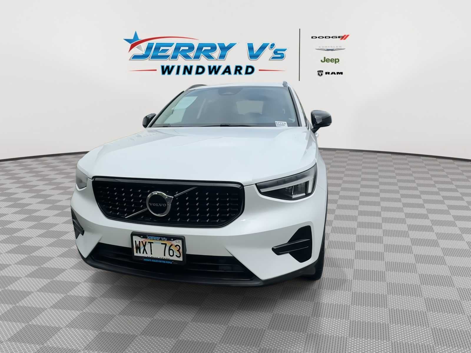 2024 Volvo XC40 B5 Core Dark Theme