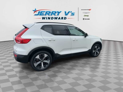2024 Volvo XC40 B5 Core Dark Theme
