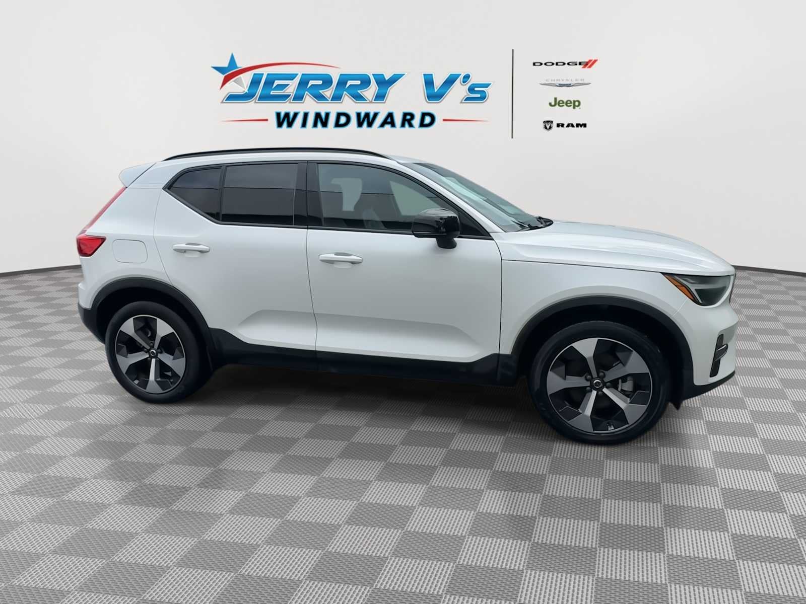 2024 Volvo XC40 B5 Core Dark Theme