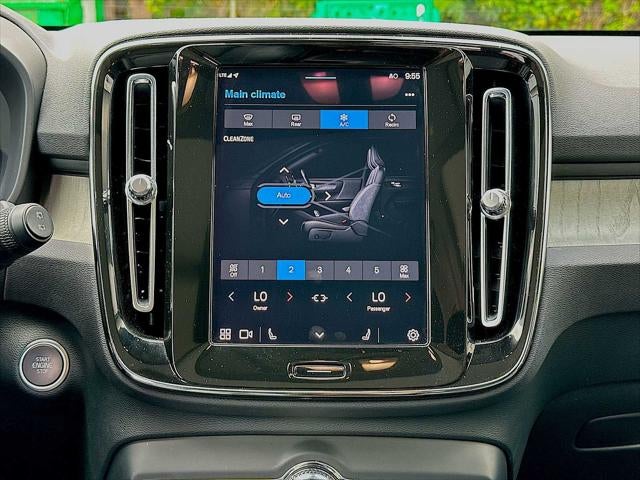 2024 Volvo XC40 B5 Core Dark Theme